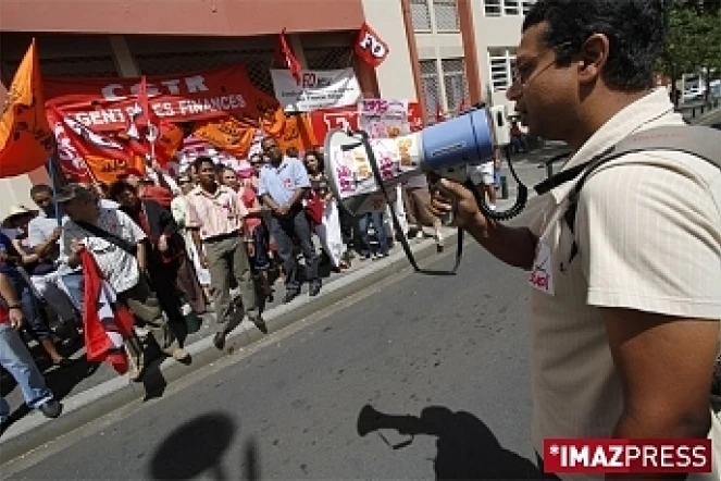Manifestation devant le centre des impôts du Barachois (photo d\'archives)