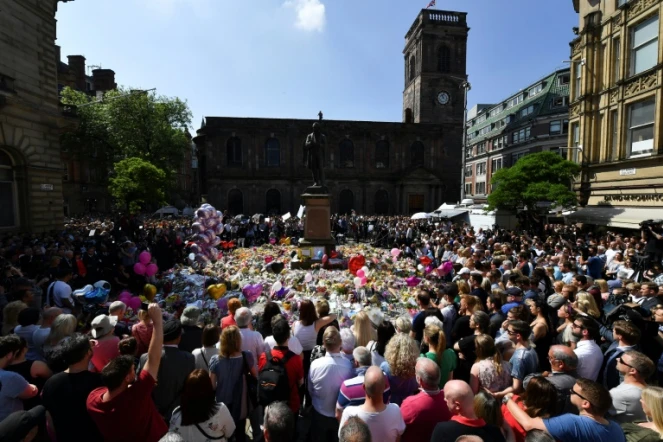 Une minute de sllence est observée au square Saint Anne à Manchester en mémoire aux victimes de l'attentat qui a frappé la ville lundi soir, le jeudi 25 mai 2017  
