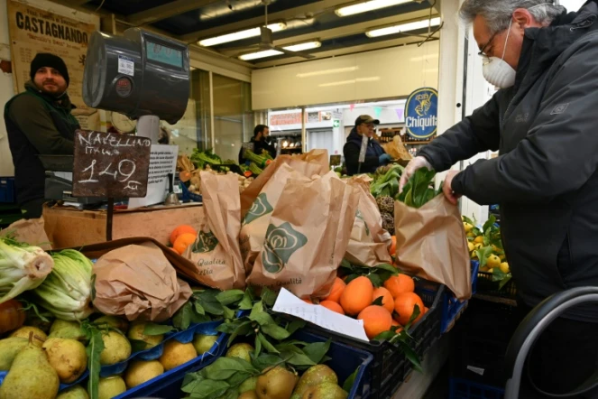 Des Italiens font des courses sur un marché à Rome, le 10 mars 2020
