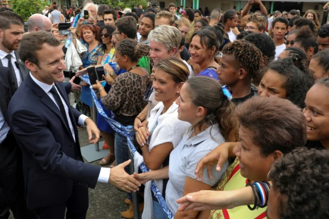 Le président Emmanuel Macron salue des personnes à son arrivée pour visiter un lycée à Kone, le 4 mai 2018 en Nouvelle-Calédonie