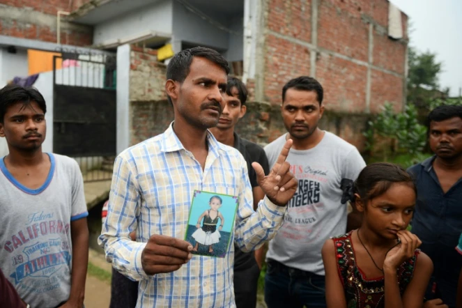 Mohammad Zahid, qui a perdu sa fille de cinq ans Khushi, tient la photographie de celle-ci le 14 août 2017 à Gorakhpur en Inde
