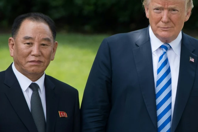 Le président américain Donald Trump pose à la Maison-Blanche avec l'émissaire nord-coréen Kim Yong Chol le 1er juin 2018