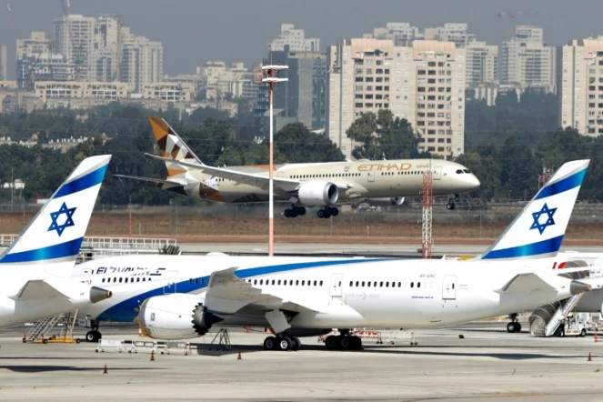 Un avion de la compagnie nationale Etihad Airways transportant une délégation officielle des Emirats arabes unis, atterrit à l'aéroport Ben Gourion de Tel-Aviv, le 20 octobre 2020