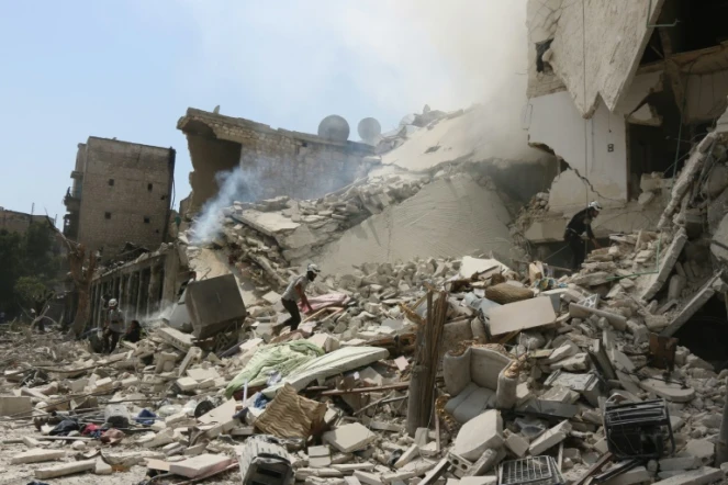 Des Syriens sont à la recherche de survivants dans les décombres après un raid à Alep, le 27 août 2016