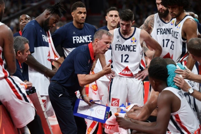 Le sélectionneur de l'équipe de France, Vincent Collet (c), donne ses directives lors du match de phase de groupes du Mondial face à l'Allemagne, à Shenzhen en Chine, le 1er septembre 2019