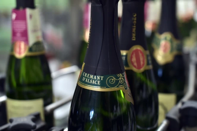 Des bouteilles de crémant d'Alsace, à Steinbach, au sud de la route des vins d'Alsace