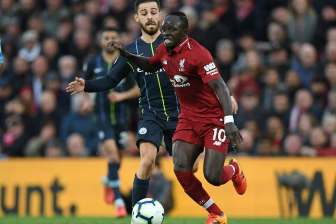 Le milieu de Manchester City Bernardo Silva poursuit Sadio Mané de Liverpool lors du match aller entre les deux équipes à Anfield, le 7 octobre 2018