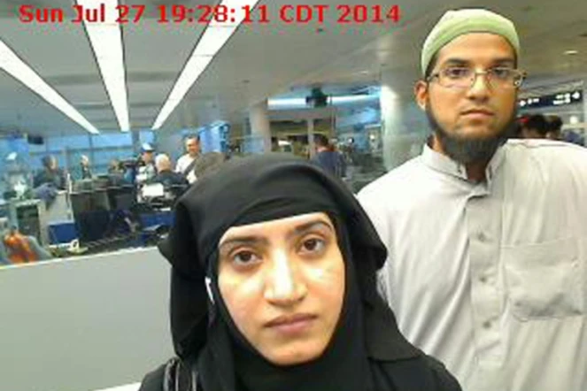 Les deux tueurs de San Bernardino Syed Farook (g) et sa femme Tashfeen Malik en transit à la douane de l'aéroport international de Chicago, le 27 juillet 2014
