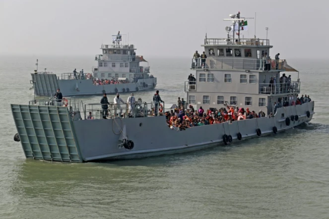 Des réfugiés rohingyas embarqués sur des navires de la marine bangladaise transférés sur l'île de Bhashan Char, dans la baie du Bengale, à Chittagong, le 29 décembre 2020