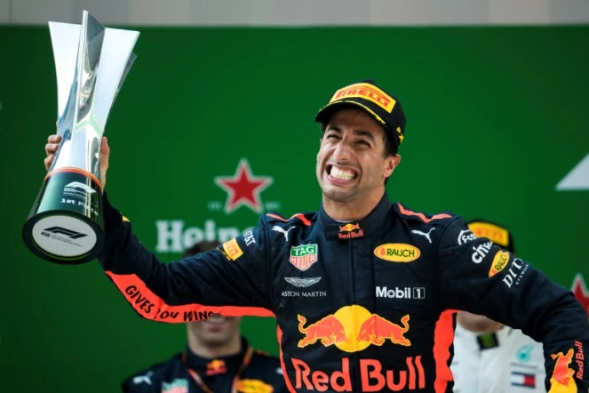 L'Australien Daniel Ricciardo,  trophée en main, exulte sur le podium après avoir remporté le GP de Chine, le 15 avrl 2018 à Shanghai