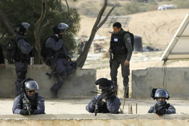 Des policiers israéliens lors d'une opération de démolition d'un village bédouin à Umm Al Hiran, en Israël, le 18 janvier 2017