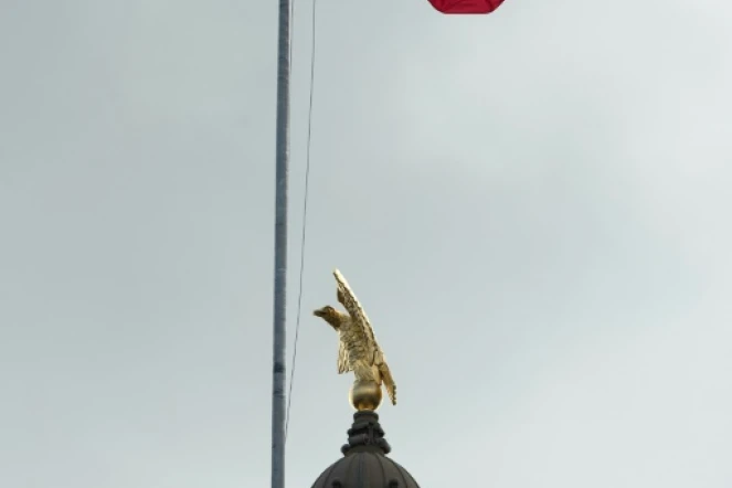 Le drapeau de l'Etat du  Mississippi sur le bâtiment des institutions à  Jackson, Mississippi, le 28 juin 2020