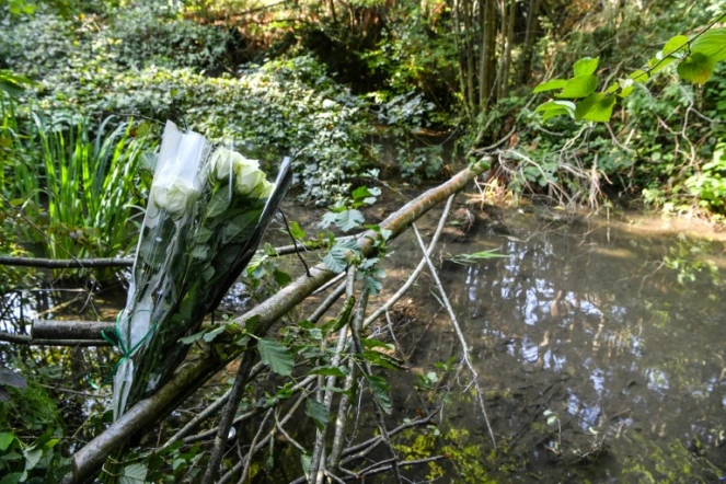 Un bouquet en hommage à Victorine, le 30 septembre 2020 sur les lieux où le corps de la jeune fille a été retrouvé à Villefontaine (Isère)