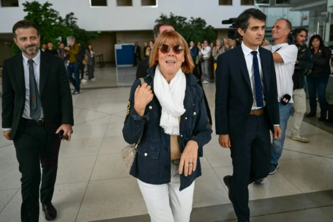 Gisèle Pelicot (c) arrive au tribunal d'Avignon accompagnée de ses avocats Stéphane Babonneau (d) et Antoine Camus (g), le 23 septembre 2024