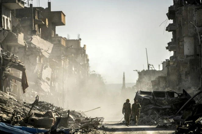 Des combattants des Forces démocratiques syriennes à Raqa, ancienne "capitale" du groupe Etat islamique en Syrie, le 21 octobre 2017
