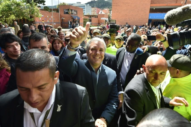 Le candidat de droite à la présidentielle colombienne Ivan Duque entouré de ses partisans après le vote à Bogota, le 17 juin 2018