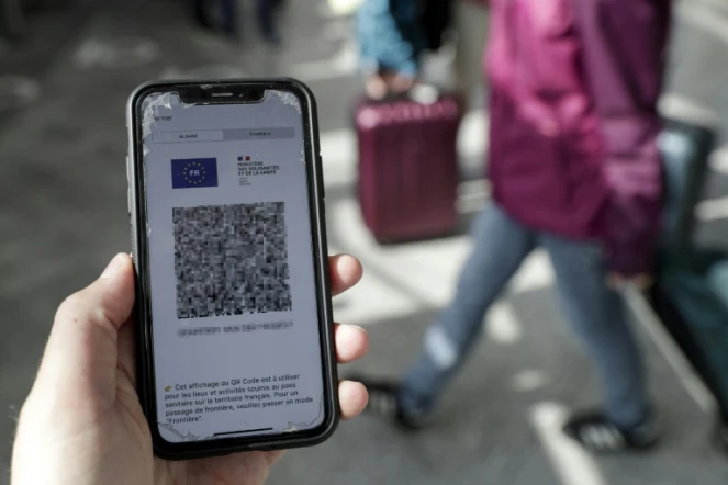 Un passager montre son pass sanitaire sur son téléphone portable à la gare de Lyon, à Paris, le 9 août 2021