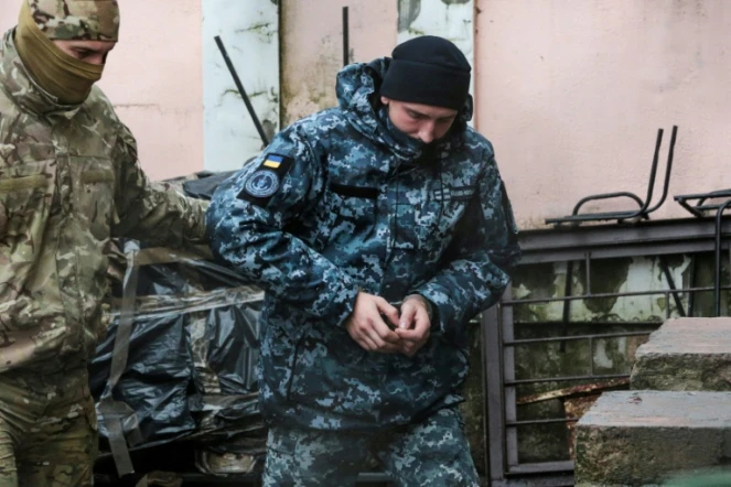 Un marin ukrainien emmené par un agent des services de sécurité russes dans un tribunal en Crimée, le 27 novembre 2018