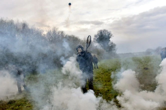 Un zadiste renvoit une grenade lacrymogène avec une raquette de tennis, à Notre-Dame-des-Landes, le 10 avril 2018