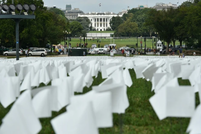 Des drapeaux alignés devant la Maison Blanche pour symboliser les centaines de milliers de morts du Covid aux Etats-Unis, le 16 septembre 2021
