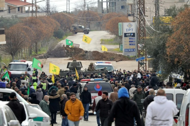 Une barricade à Borj El Mlouk, sur la route de Kfar Kila, dans le sud du Liban, où des habitants déplacés se sont rassemblés dans l'espoir de pouvoir rentrer chez eux malgré le maintien de troupes israéliennes, le 26 janvier 2025