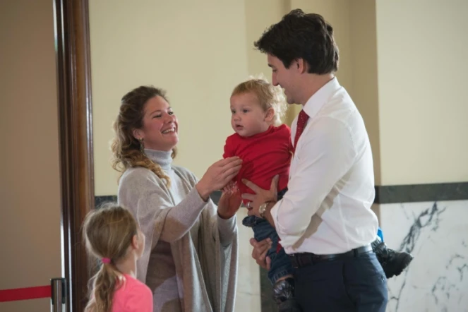 Le candidat libéral, Justin Trudeau, avec sa femme Sophie son fils Hadrien et sa fille Ella-Grace, à Montréal, dans un bureau de vote, le 19 octobre 2015 