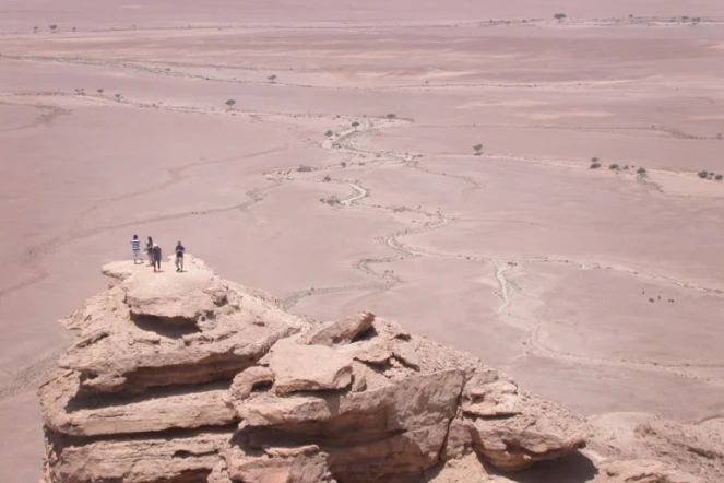 Des touristes sur une falaise près de Riyad, en Arabie saoudite, le 30 avril 2016