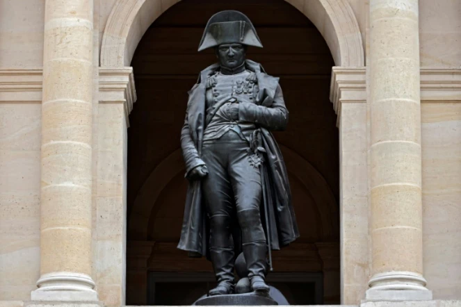 La statue de Napoléon dans la Cour d'honneur de l'Hôtel des Invalides, à Paris