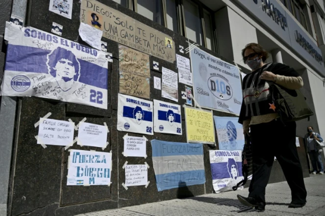 Des portraits de Diego Maradona et de nombreux messages de soutien sur la façade de la clinique de La Plata, le 5 novembre 2020 en Argentine