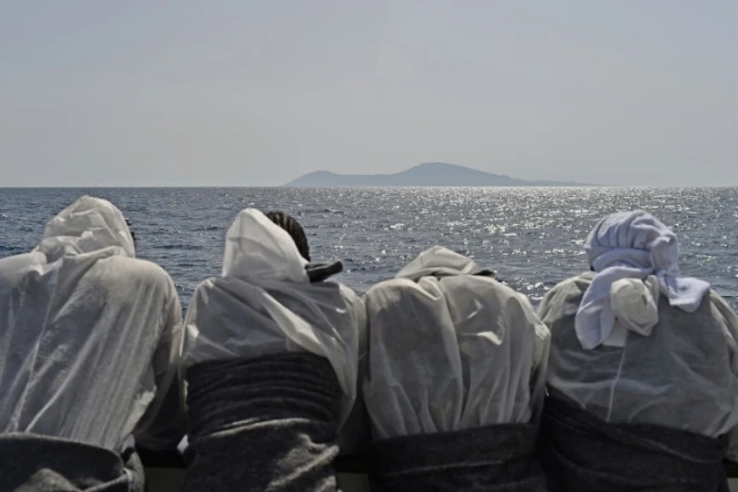 Des migrants à bord du bateau l'Aquarius, après leur sauvetage le 25 mai 2016 au large de la Libye en Méditarrenée