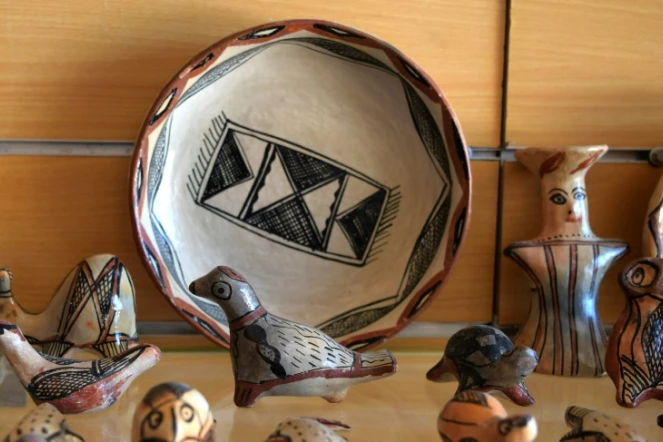 Des poteries de Sejnane présentées dans un magasin en Tunisie, le 10 mai 2019
