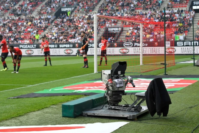 Une caméra de télévision, sans caméraman en raison d'une grève, lors du match de L1 entre Rennes et Strasbourg, le 6 mai 2018 au Roazhon Park à Rennes