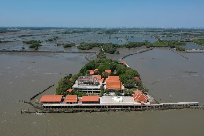 Le temple bouddhiste de Samut Chin en Thaïlande, cerné par les eaux, le 9 mars 2019