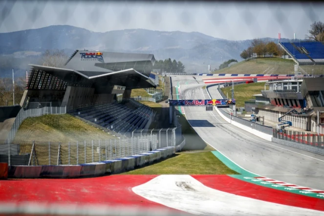 La ligne droite des stands du circuit de F1 de Spielberg le 17 avril 2020 en Autriche