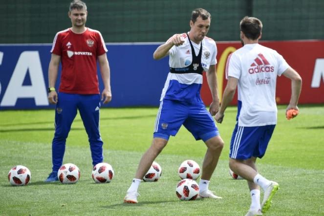 L'attaquant russe Artem Dzyuba (c) lors d'une séance d'entraînement de la Sbornaïa, le 28 juin 2018 à Novogorsk  