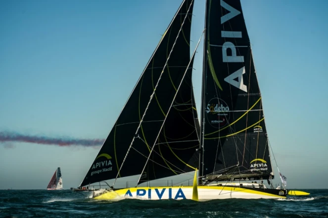 Le bateau "Apivia" du skipper français Charlie Dalin, au large des Sables-d'Olonne, le 8 novembre 2020