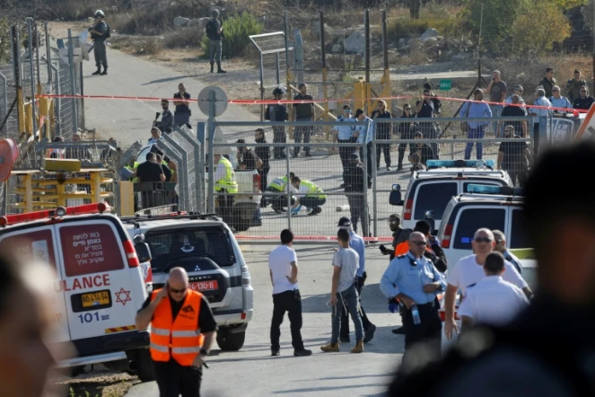 Des forces de sécurité israéliennes et des équipes de secours sur la scène de l'attaque à l'entrée de Har Adar, une colonie de Cisjordanie occupée située à une quinzaine de kilomètres à l'ouest de Jérusalem, le 26 septembre 2017
