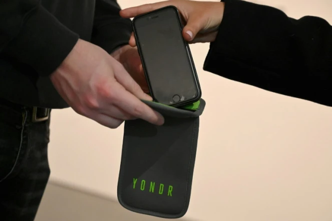 Un étui Yondr accueille un téléphone portable à l'entrée d'une exposition du Brooklyn Museum le 22 novembre 2019 à New York    