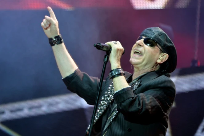 Le chanteur du groupe allemand Scorpions, Klaus Meine, sur la scène du Hellfest, le 20 juin 2015 à Clisson