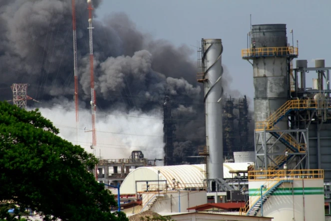 De la fumée s'échappe du complexe pétrochimique Petroquimica Mexicana de Vinilo après une explosion le 20 avril 2016 à Coatzacoalcos