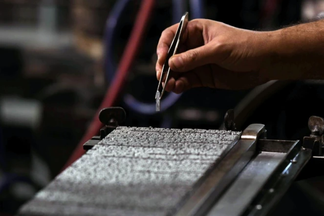 Une machine imprimant des caractères de plomb frappés de signes hiéroglyphes dans l'atelier typographique de l'Institut français d'archéologie orientale, le 10 décembre 2020 au Caire