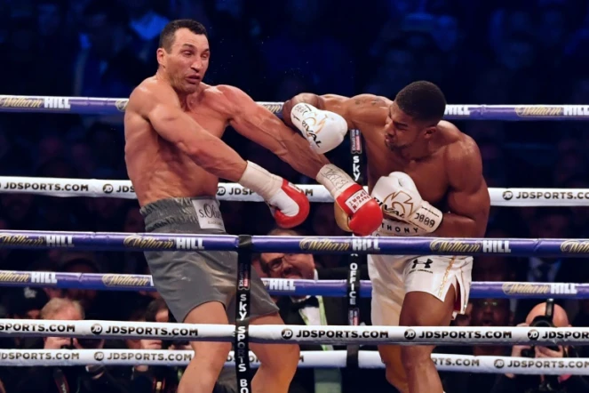 Anthony Joshua (D)  a battu l'Ukrainien Wladimir Klitschko par KO technique le 29 avril 2017 à Wembley (nord-ouest de Londres)