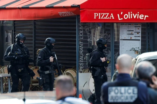 Des policiers devant la pizzeria où un homme s'est retranché à Issy-les-Moulineaux, près de Paris, le 16 novembre 2024