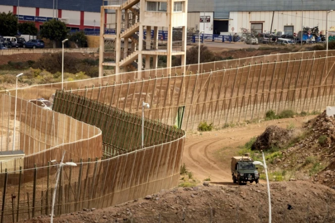 Vue de la frontière séparant le Maroc (à droite) de l'enclave espagnole de Melilla (à gauche), le 4 mars 2022