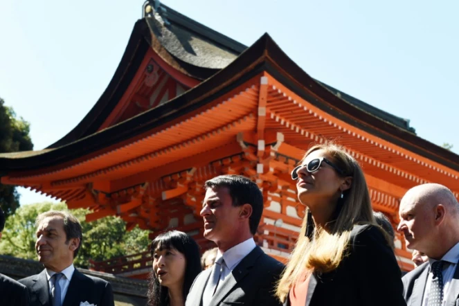 Le Premier ministre français Manuel Valls (c) et son épouse Anne Gravoin (2e à d) visitent le sanctuaire Shimogamo à Kyoto le 3 octobre 2015