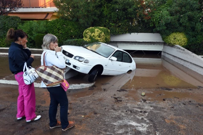 Une voiture endommagée par les inondations qui ont frappé Mandelieu-la-Napoule, dans les Alpes-Maritimes, le 4 octobre 2015