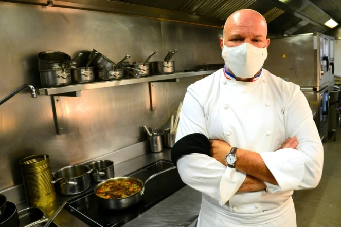 Le chef Philippe Etchebest dans la cuisine de son restaurant "Le Quatrieme Mur" à Bordeaux, le 30 septembre 2020