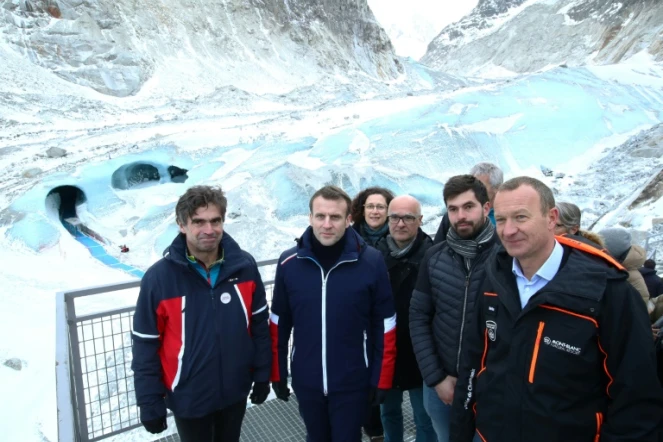 De gauche à droite: le maire de Chamonix Eric Fournier, Emmanuel Macron, Emmanuelle Wargon et plusieurs scientifiques, devant la Mer de Glace le 13 février 2020