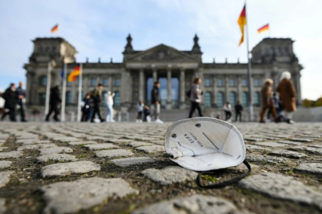 Un masque abandonné sur le sol, devant le Reichstag, le 19 octobre 2021 à Berlin