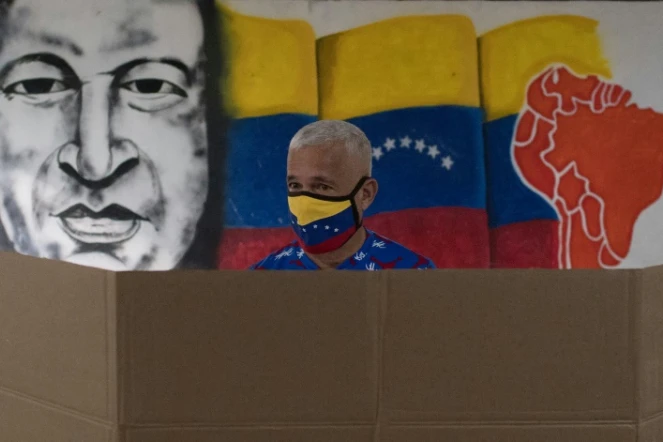 Dans un bureau de vote à Caracas, sous l'oeil de Hugo Chavez, le 21 novembre 2021